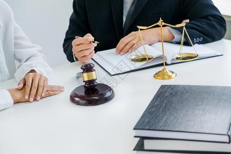 權(quán)威正義下的協(xié)商之道 保險公司律師與客戶在法律事務(wù)所的咨詢與對話
